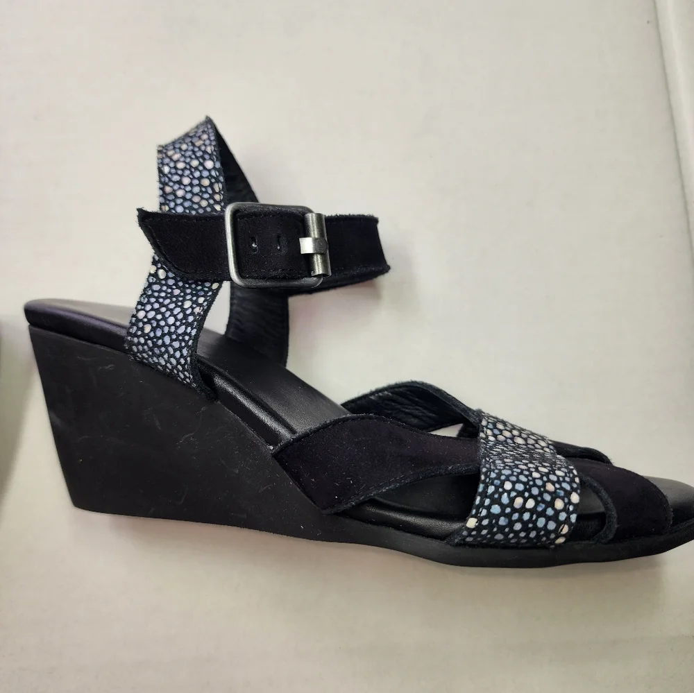 Arche Stylish‎ Black and White Wedge Sandals